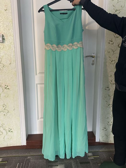 Продам вечірню сукню, ніжного кольору із золотим мереживом на талії