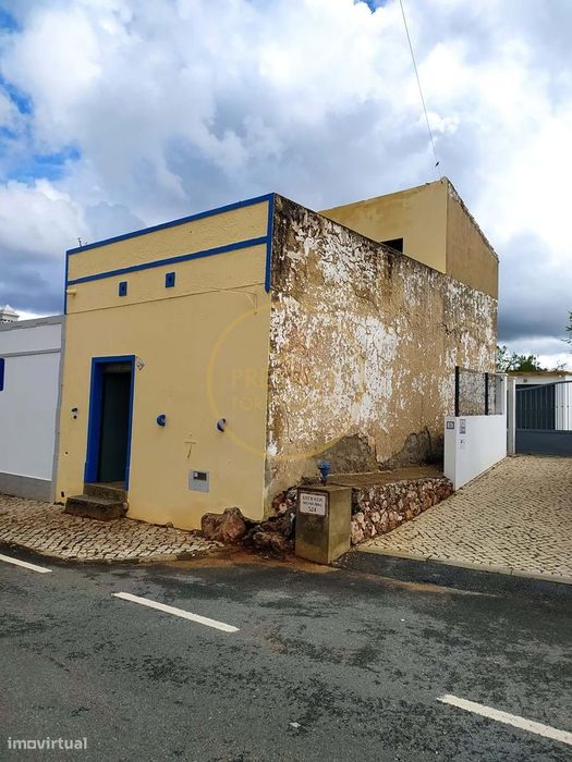 Moradia para remodelar com 2 pisos e 2 divisões em Alto Fico