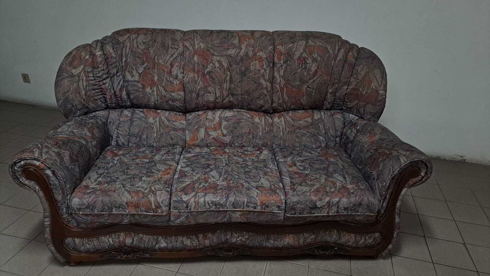 Conjunto - um sofá, duas poltronas e uma mesa de centro - Bom Estado