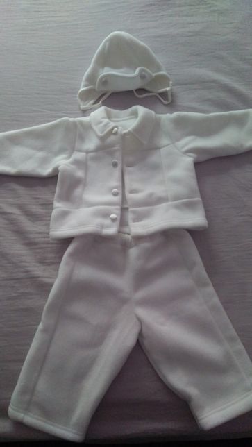Białe ubranko dla niemowlaka