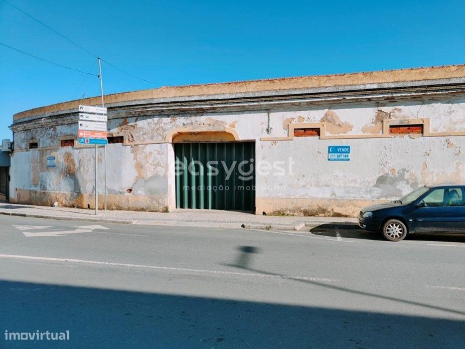 Armazém para recuperar com logradouro no centro de Aljustrel