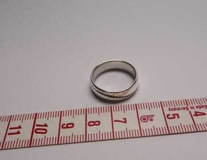 Srebrna obrączka ozdoba z cyrkonii  R.16. szerokość 6 mm.