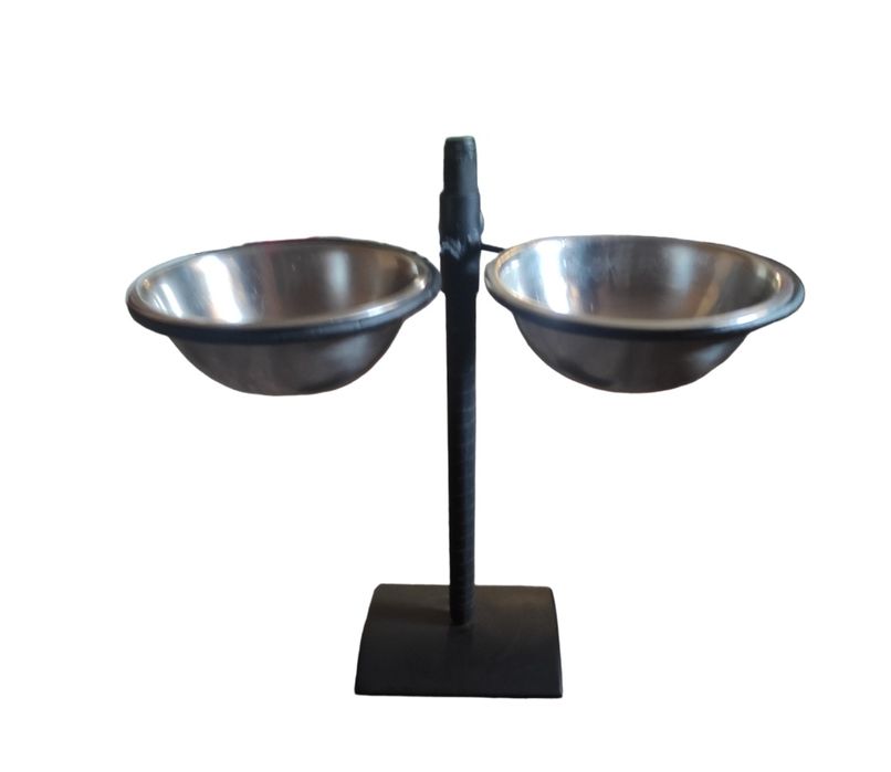 Підставка для їжі та води.