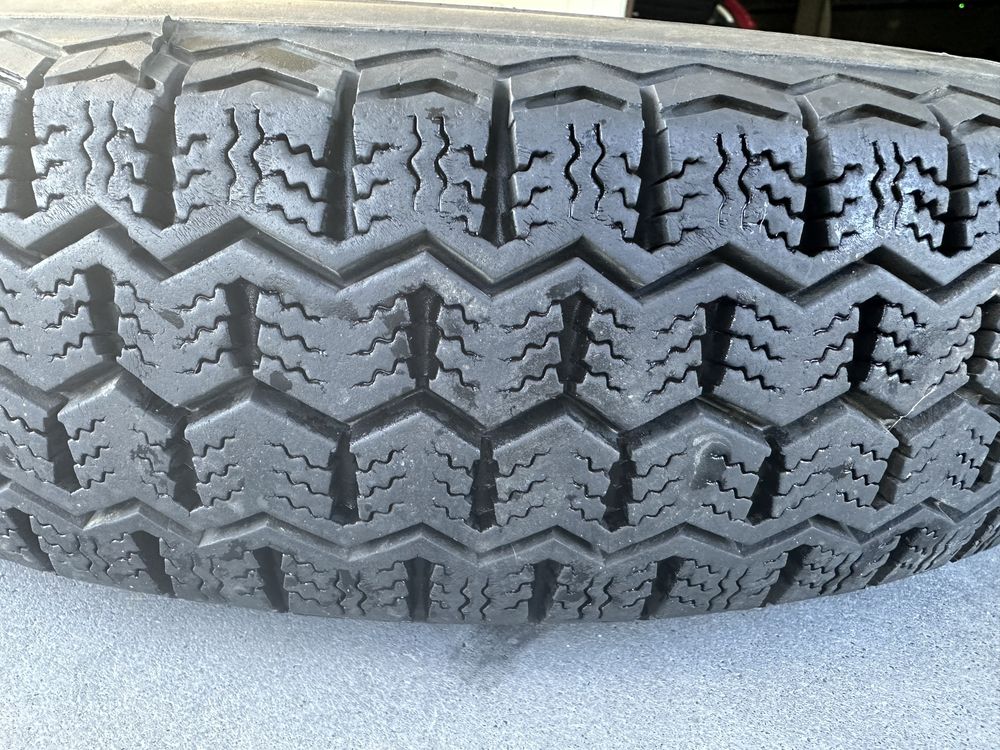 Pneu Michelin 135 SR 15 com muito pouco uso