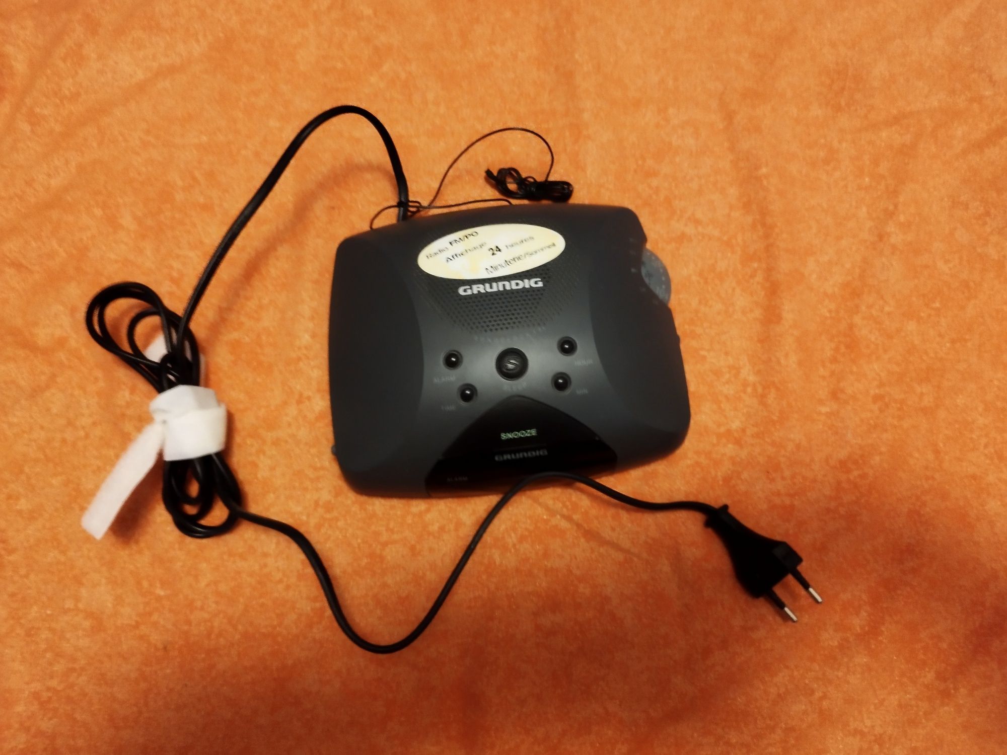 Radio z zegarem Grundig