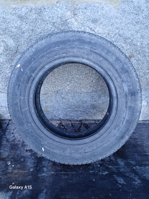 Pneu 145 sr 13.   D7 27