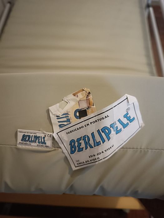 Cama articulada hospitalar com colchão, cadeira de rodas e muletas