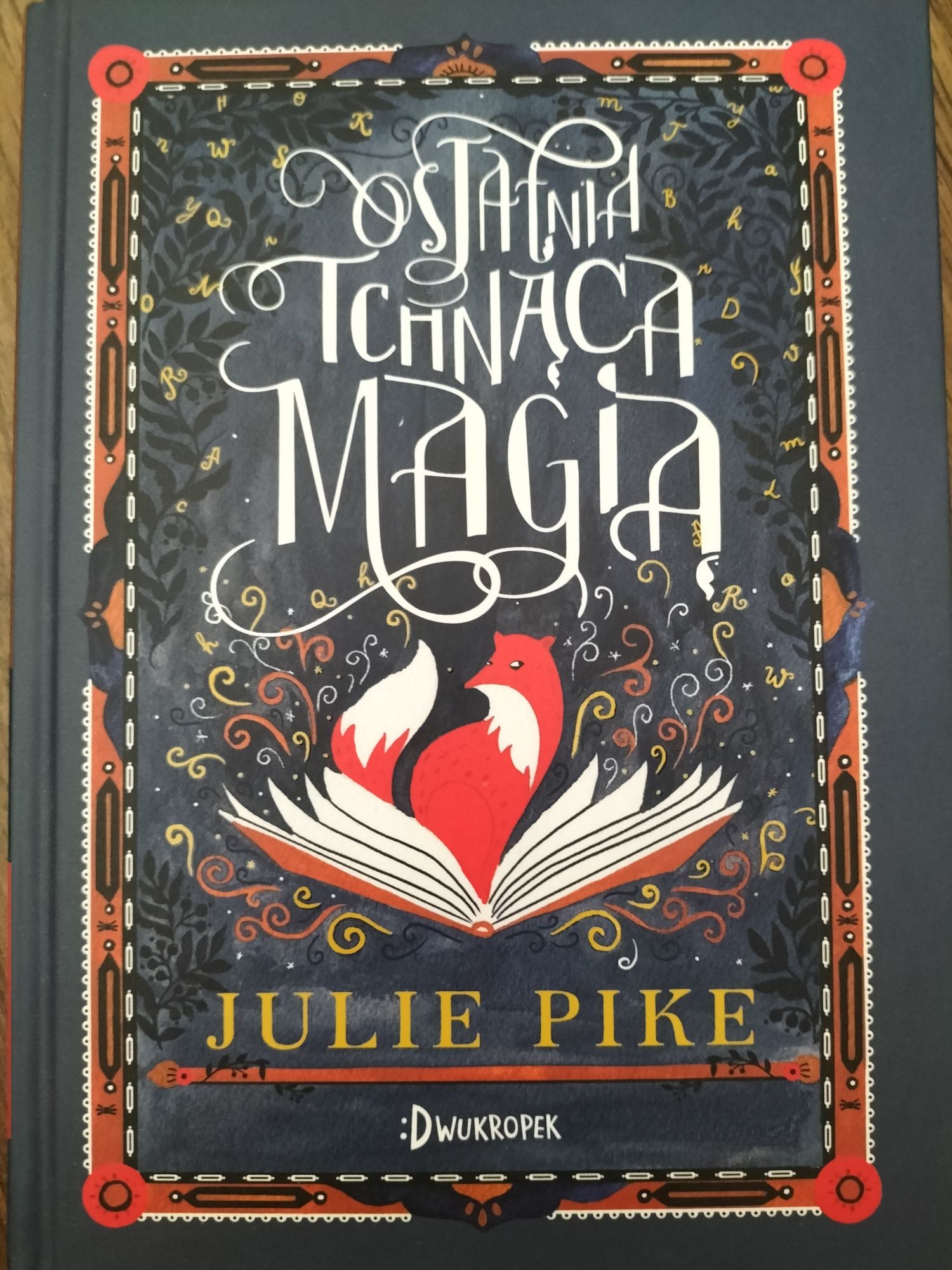 ,,Ostatnia Tchnąca Magią" autorstwa Julie Pike