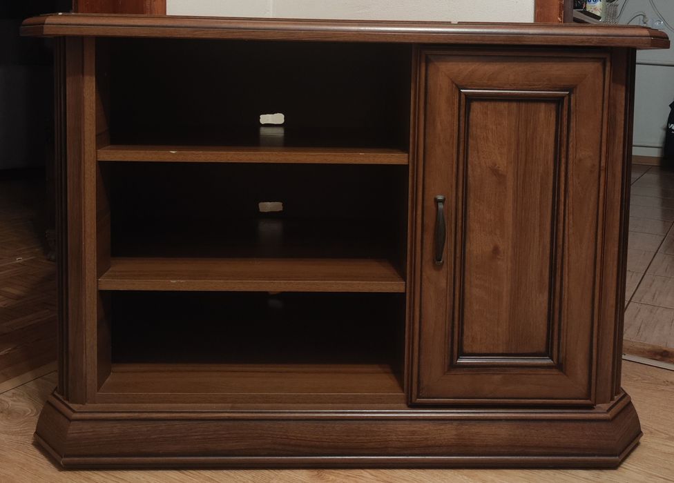 Szafka RTV / półka pod telewizor – klasyczna, drewniana, solidna