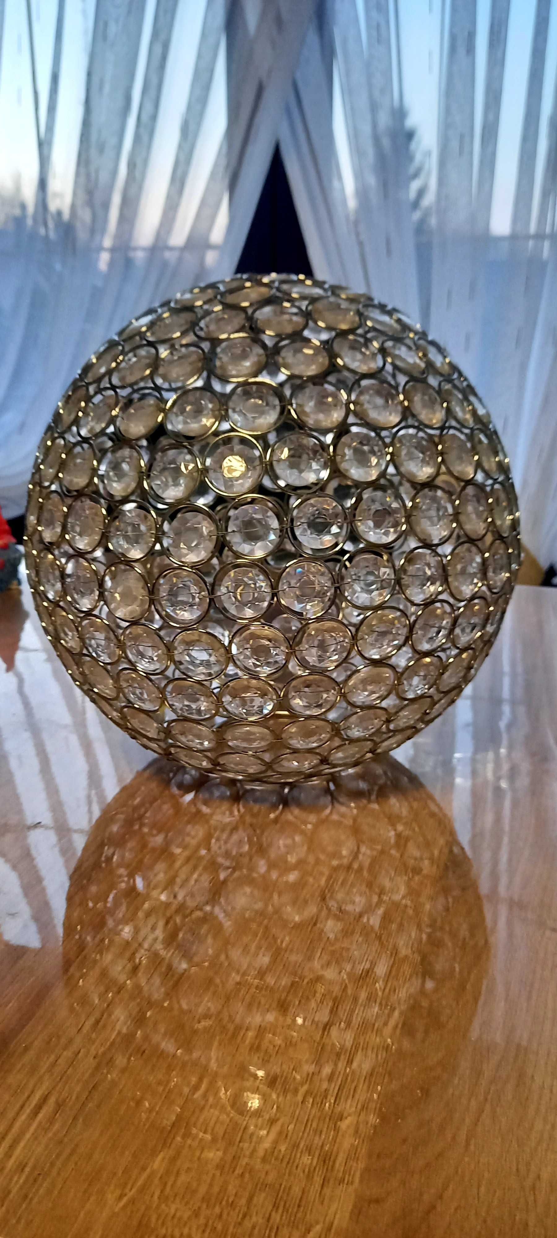 Lampa z  okrągłym kloszem jak z kryształu