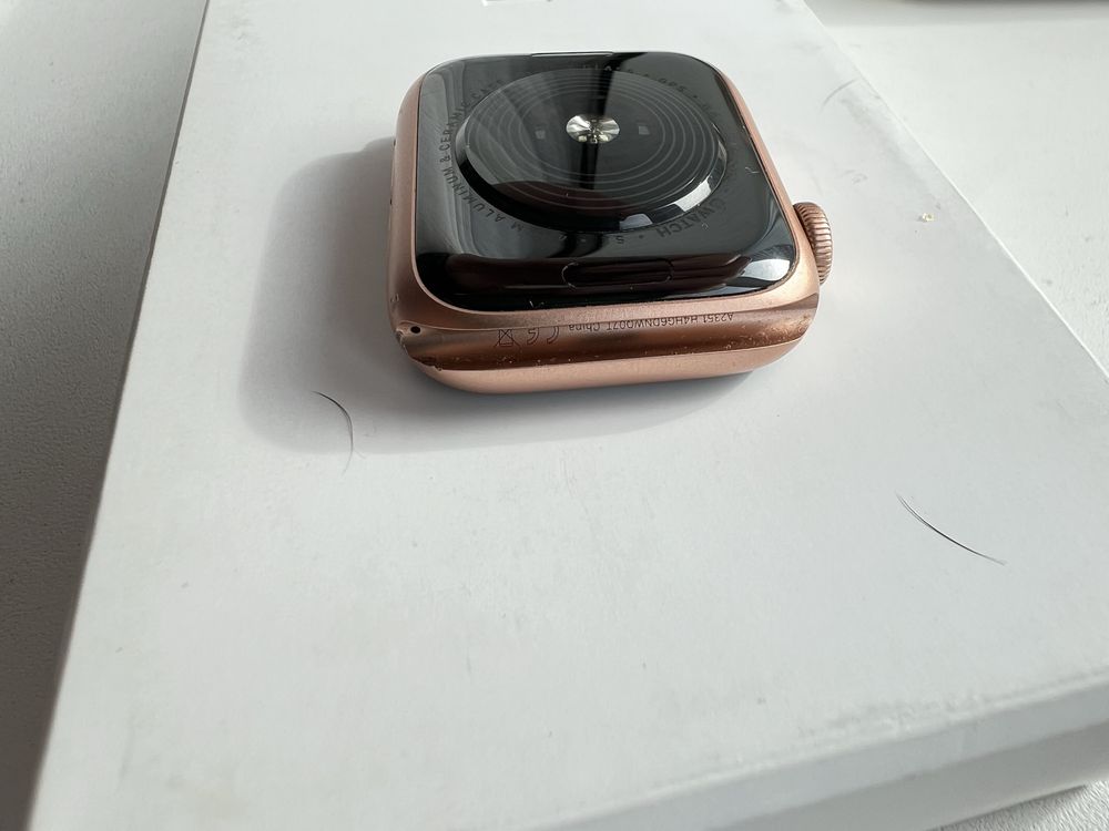Смарт-годинник Apple Watch SE 40