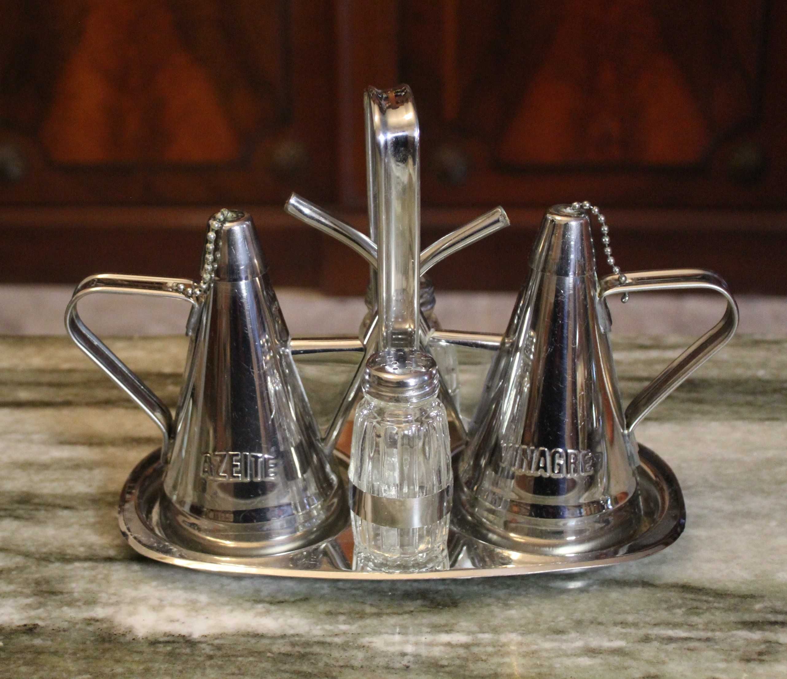 Galheteiro vintage em inox, com um design funcional e clássico.