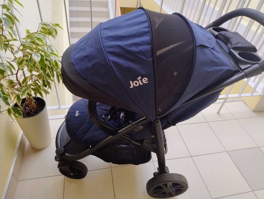 Super lekka spacerówka marki Joie kolor granatowy