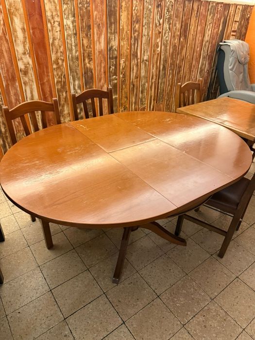 Mesa de jantar redonda extensível em madeira – 1,48 m x 1,10 m