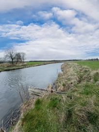 Działka rekreacyjno-budowlana z linią brzegową