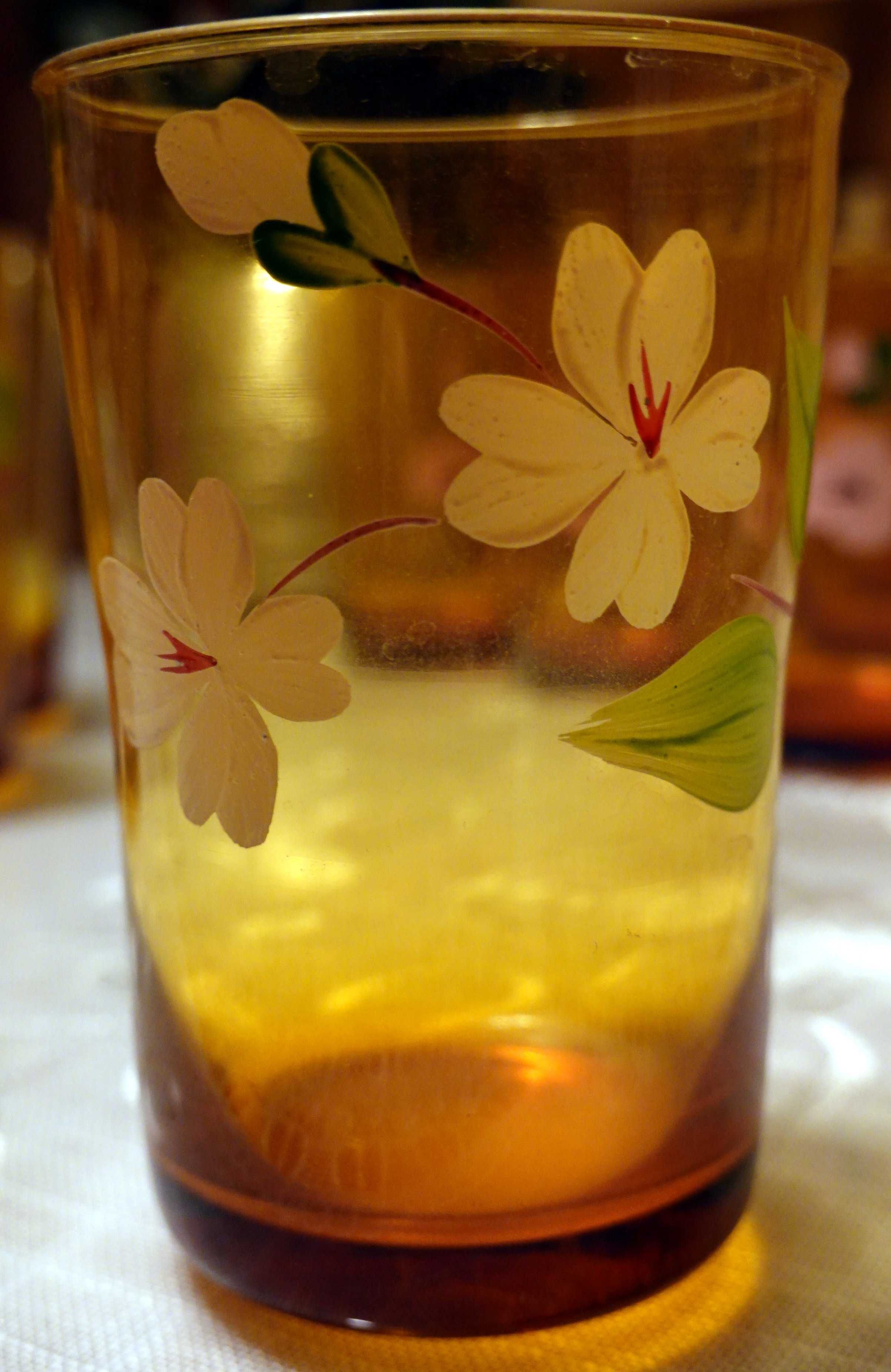 Szklanki ręcznie malowane w kolorze bursztynowym.