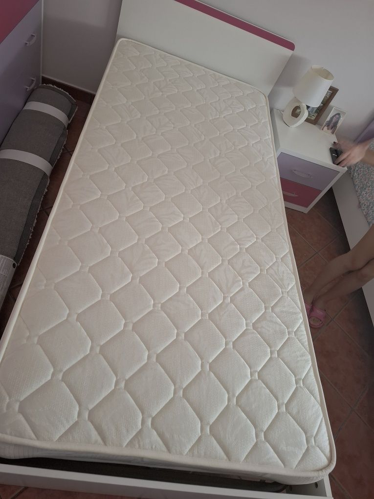 Cama Nova Branca e Rosa