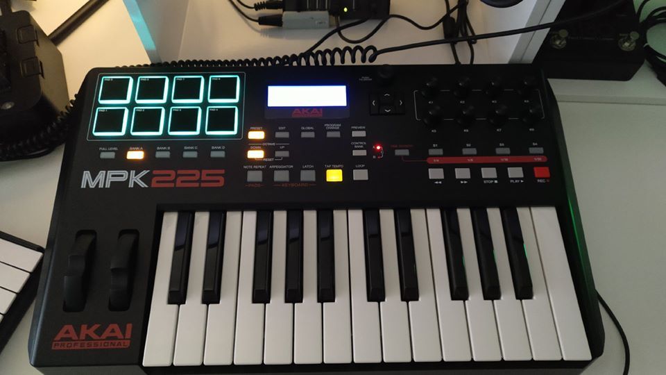 Vendo/troco teclado Akai MPK225