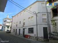 Bloco habitacional e comercial situado em Sobreira Fromosa