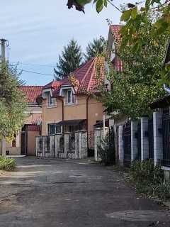 Півбудинка з окремою ділянкою і двором в центрі міста