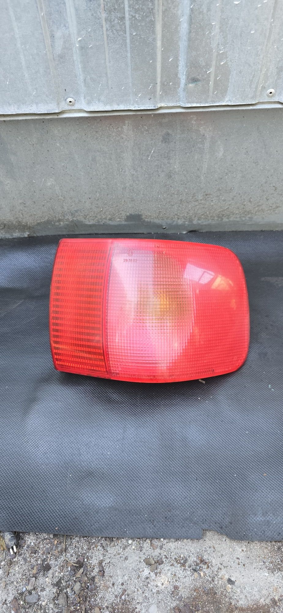 Lampa Tylna Prawa W Błotniku Audi 80 B4 Sedan