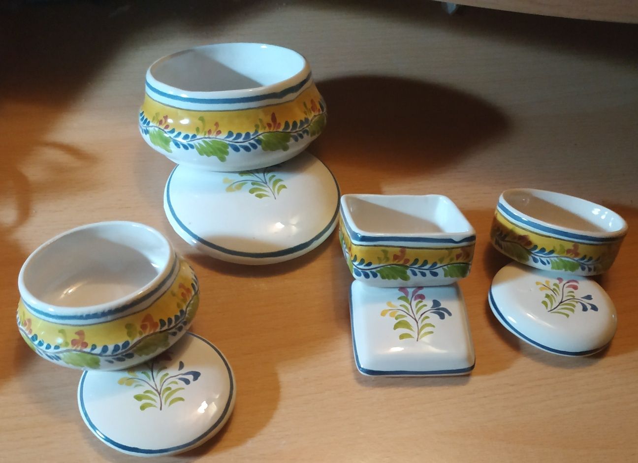 Conjunto de 4 caixas em cerâmica artesanais  feitas e pintadas  á mão