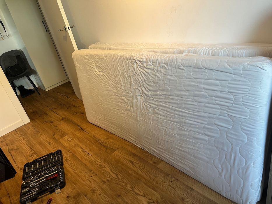 łóżko piętrowe z materacem