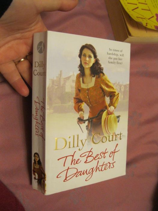 книга на английском языке роман The Best of Daughters Dilly Court корт