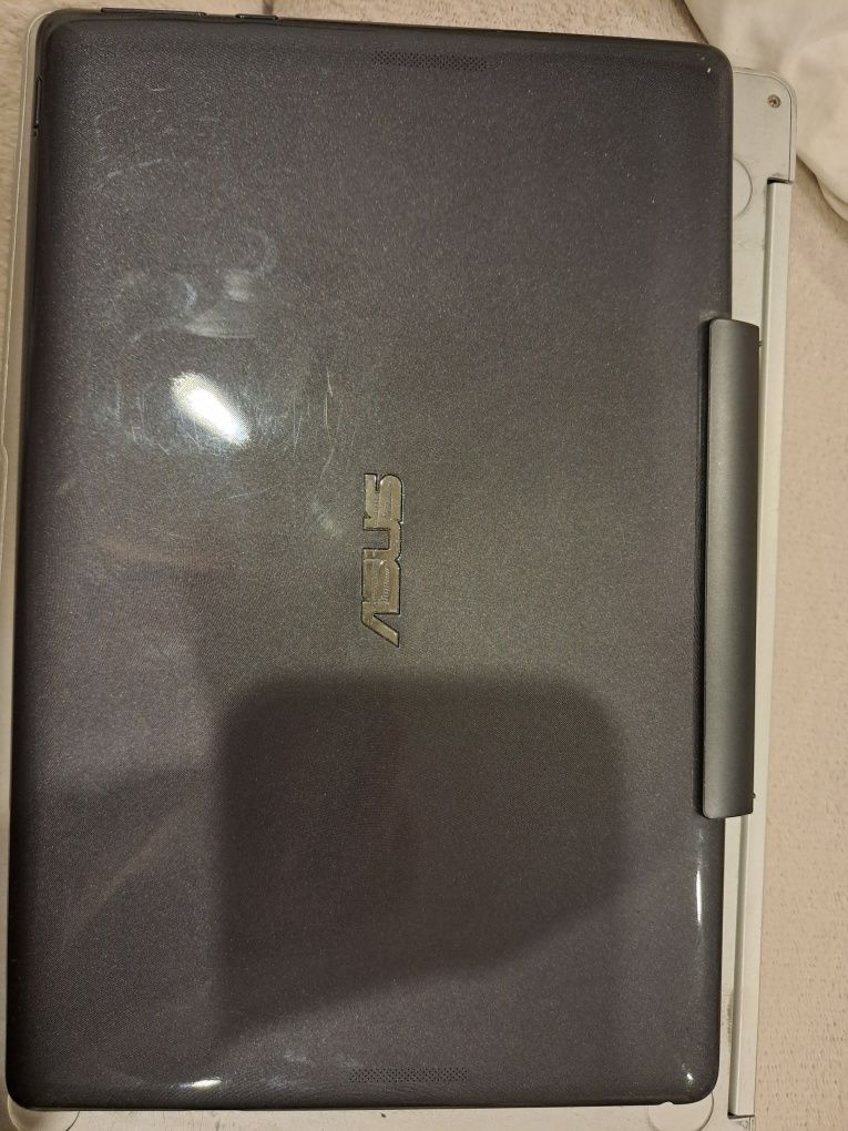 Asus Tablet  laptop 2w1 wygląda jak mcbook