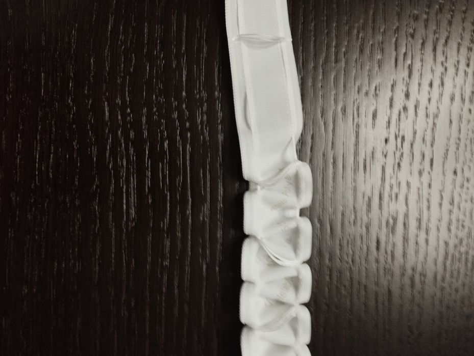 Taśma do firan smok ze sznurkiem wys 32 mm 1:2,5 . 40 metrów.