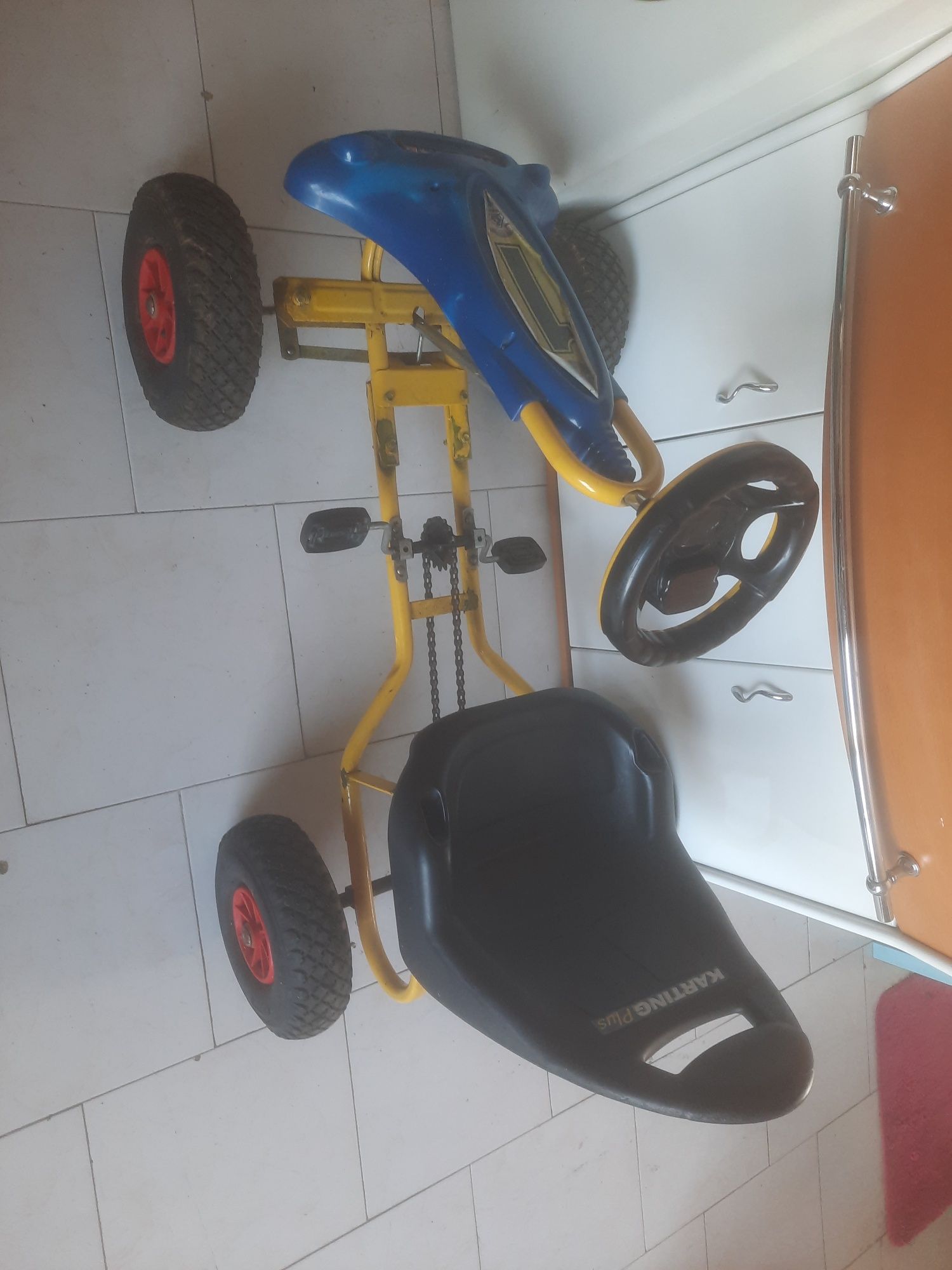 Carrinho para criança. Kart pequeno a pedal