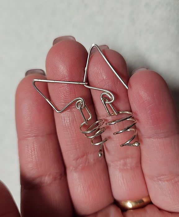 Brincos em prata em forma de espiral (NOVOS)

Os brincos medem 4cm

Em