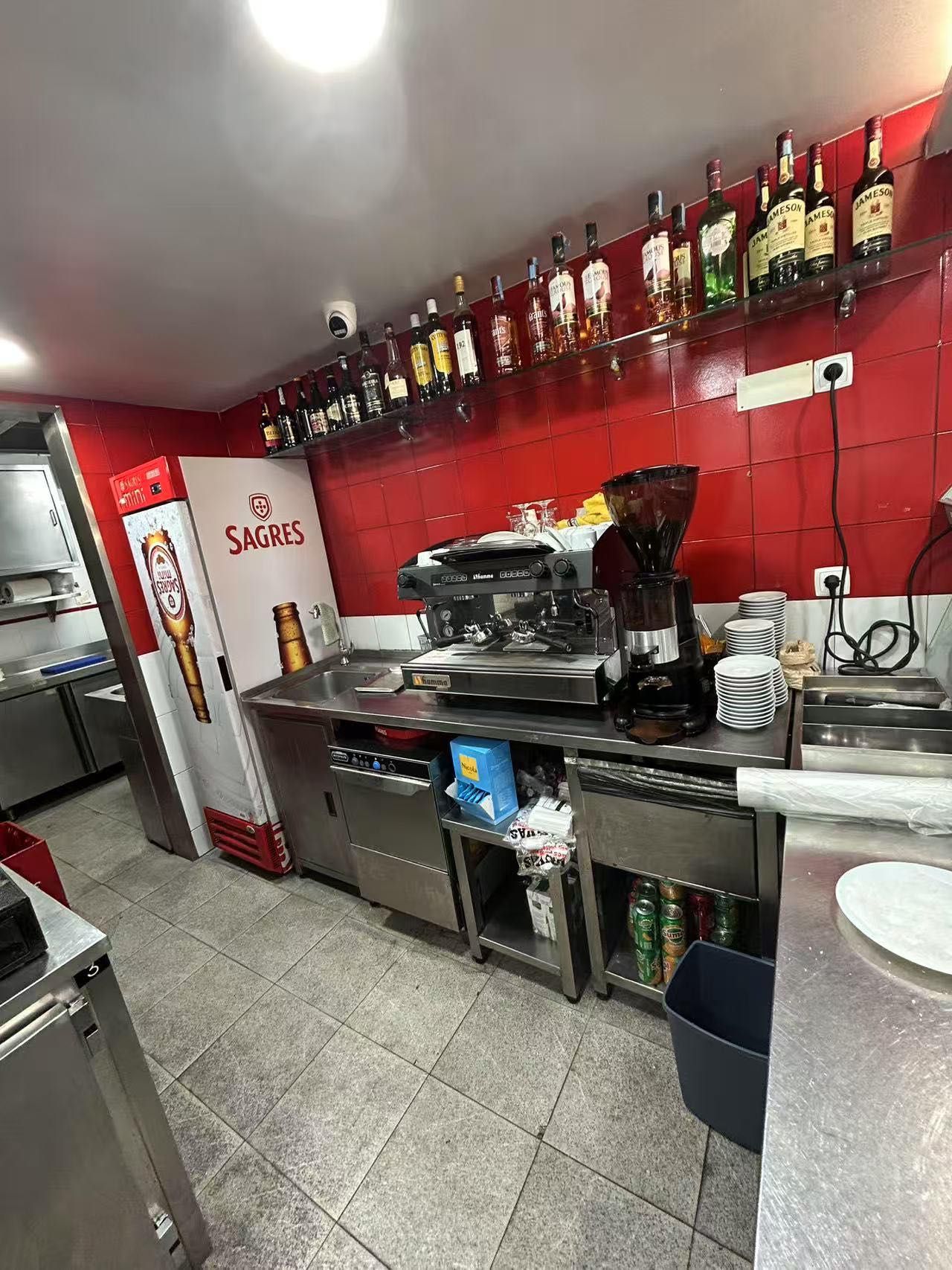 Vende-se Café Bar ao pé do metro Chelas e do futuro Hospital Oriental
