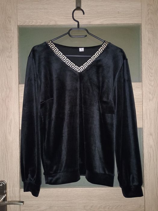 Czarna welurowa bluza, dekolt serek w grecki wzór