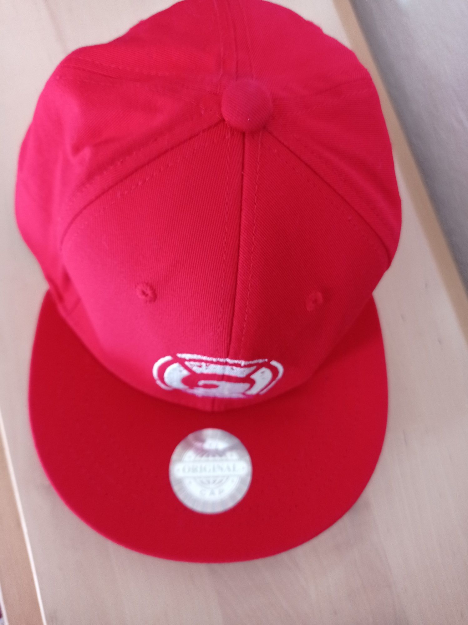 Boné vermelho tipo cap