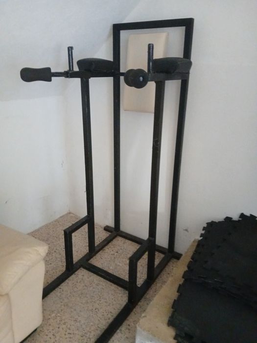 Cortinados, estantes, cadeira romama, sofá,  piso emborrachado, planta