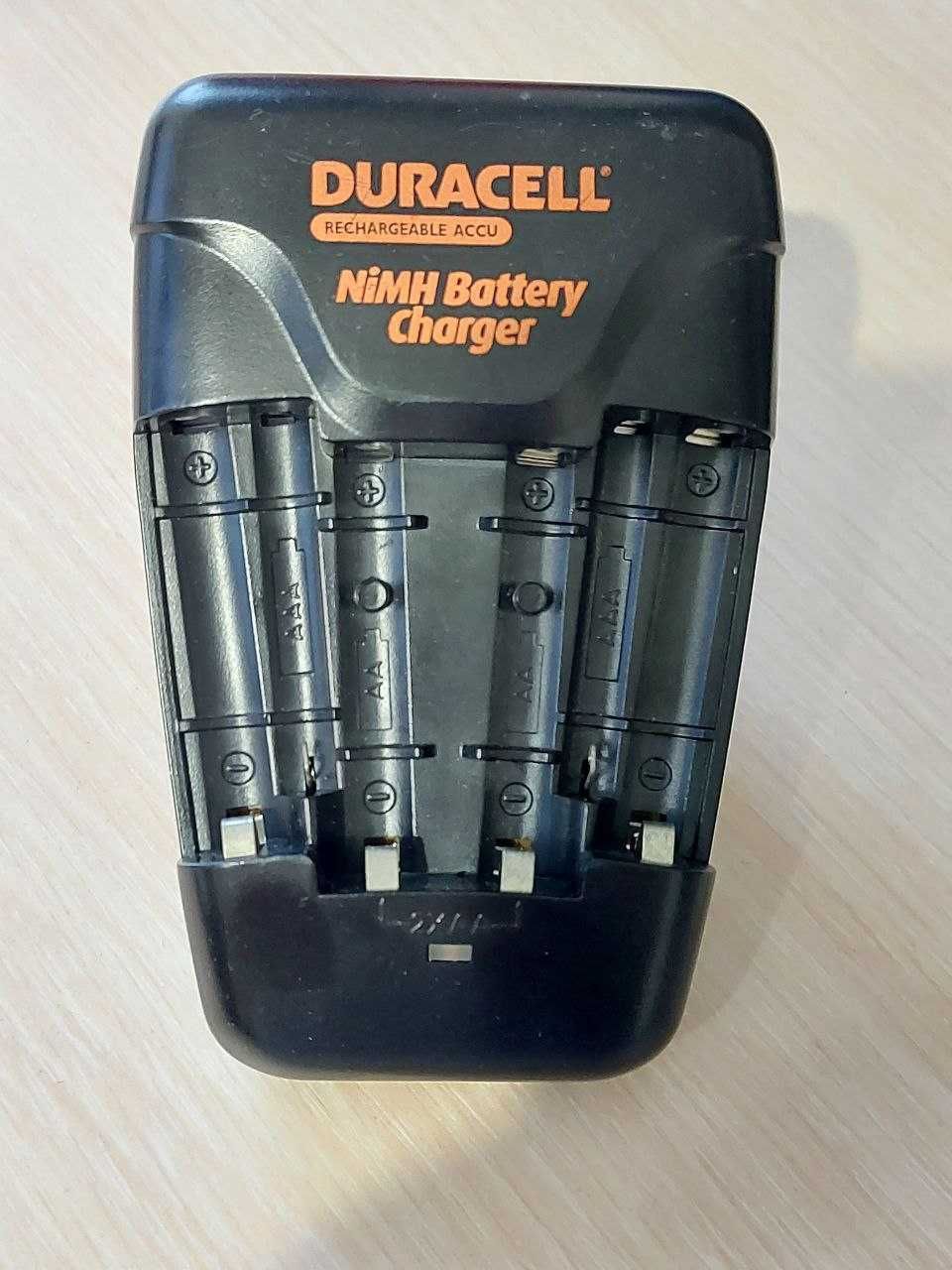 Зарядное устройство для аккумуляторов AA, AAA Duracell CEF14KTNEU