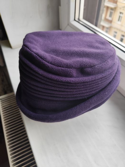 Fioletowy kapelusik damski