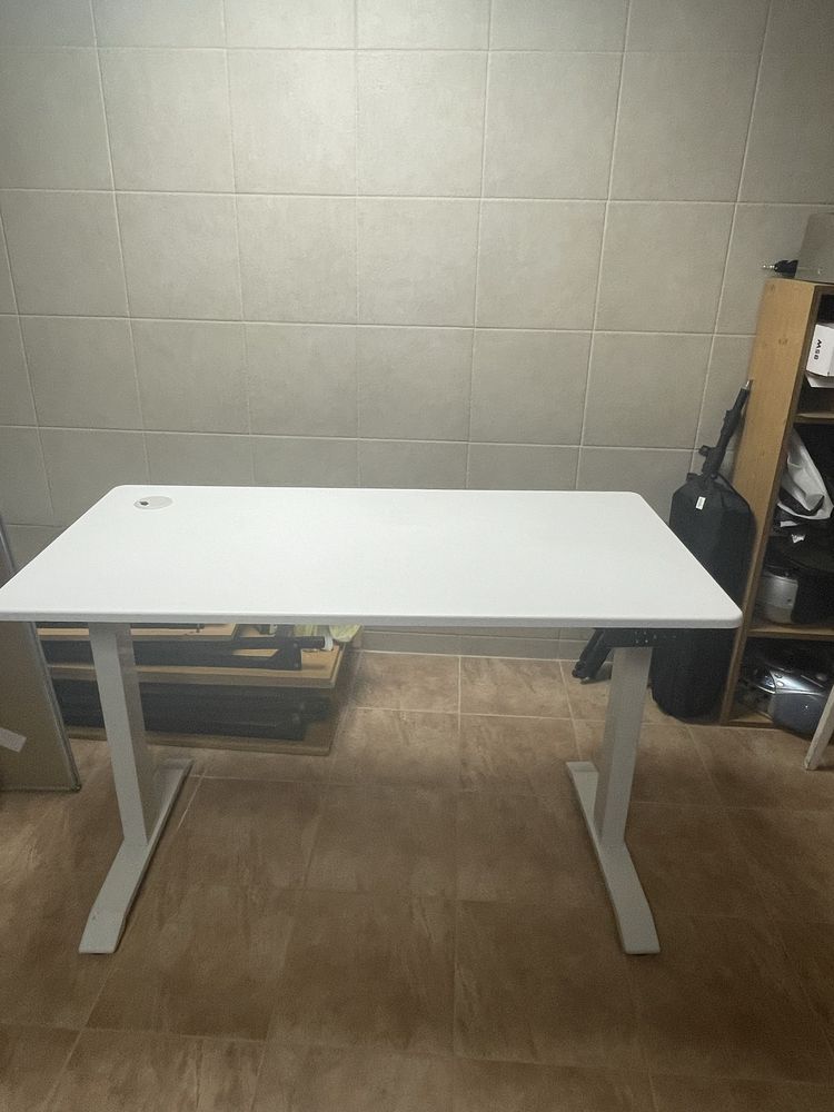Biurko z elektryczną regulacją wysokości białe jak IKEA