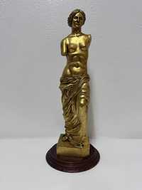 Estatueta feminina dourada