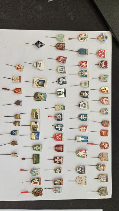 Zestaw przypinek okres PRL, herby miast,98szt