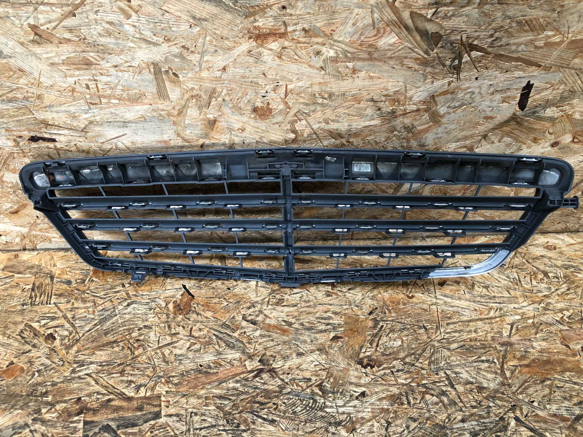 Grill/atrapa/kratka zderzaka Mercedes W212 przed lift