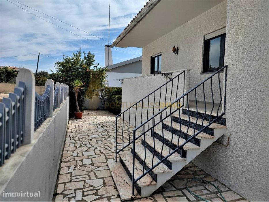 Vasta moradia em excelente estado de conservação, a poucos minutos ...