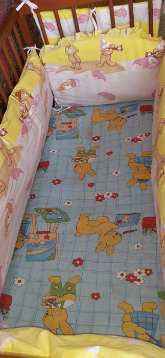 Дітяче дерев'яне ліжко