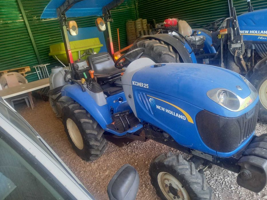 Trator 25cv NEW HOLLAND BOOMER 25 + 5 Alfaias Agrícolas