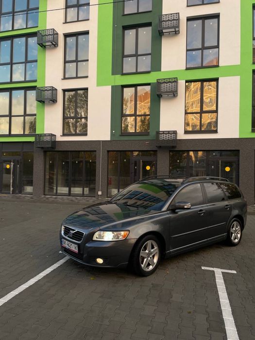 Продам надійне авто Volvo v50 в чудовому стані