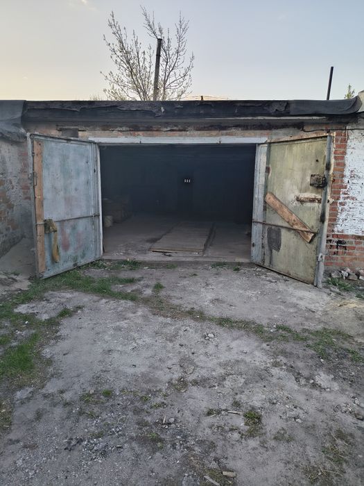 Продам великий гараж на 2 автівки. 150м від житлових будинків.