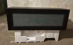 Witryna z szybą do powieszenia.