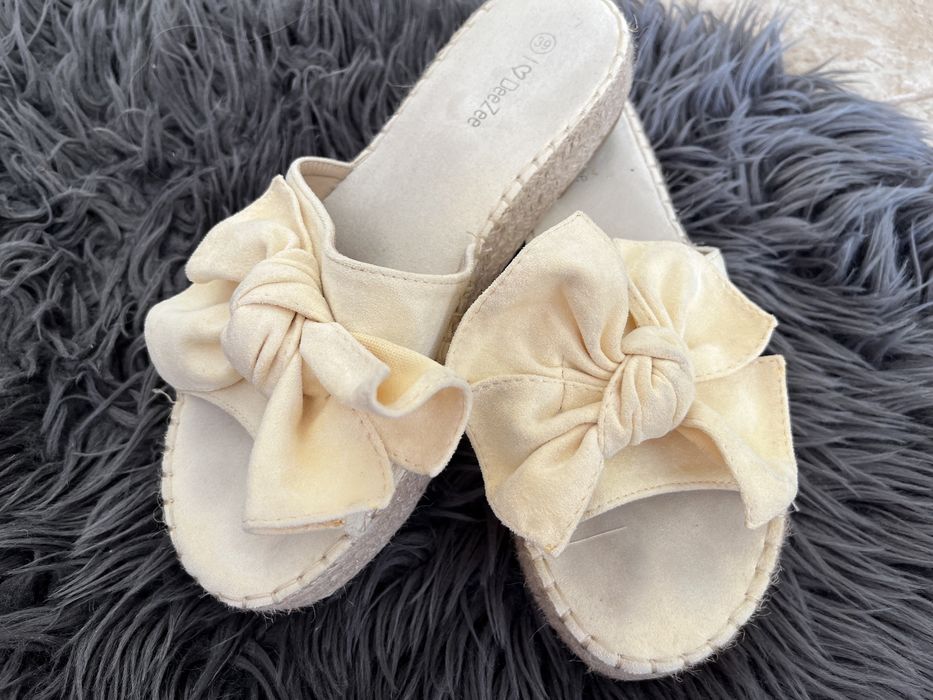 Klapki żółte z kokardą