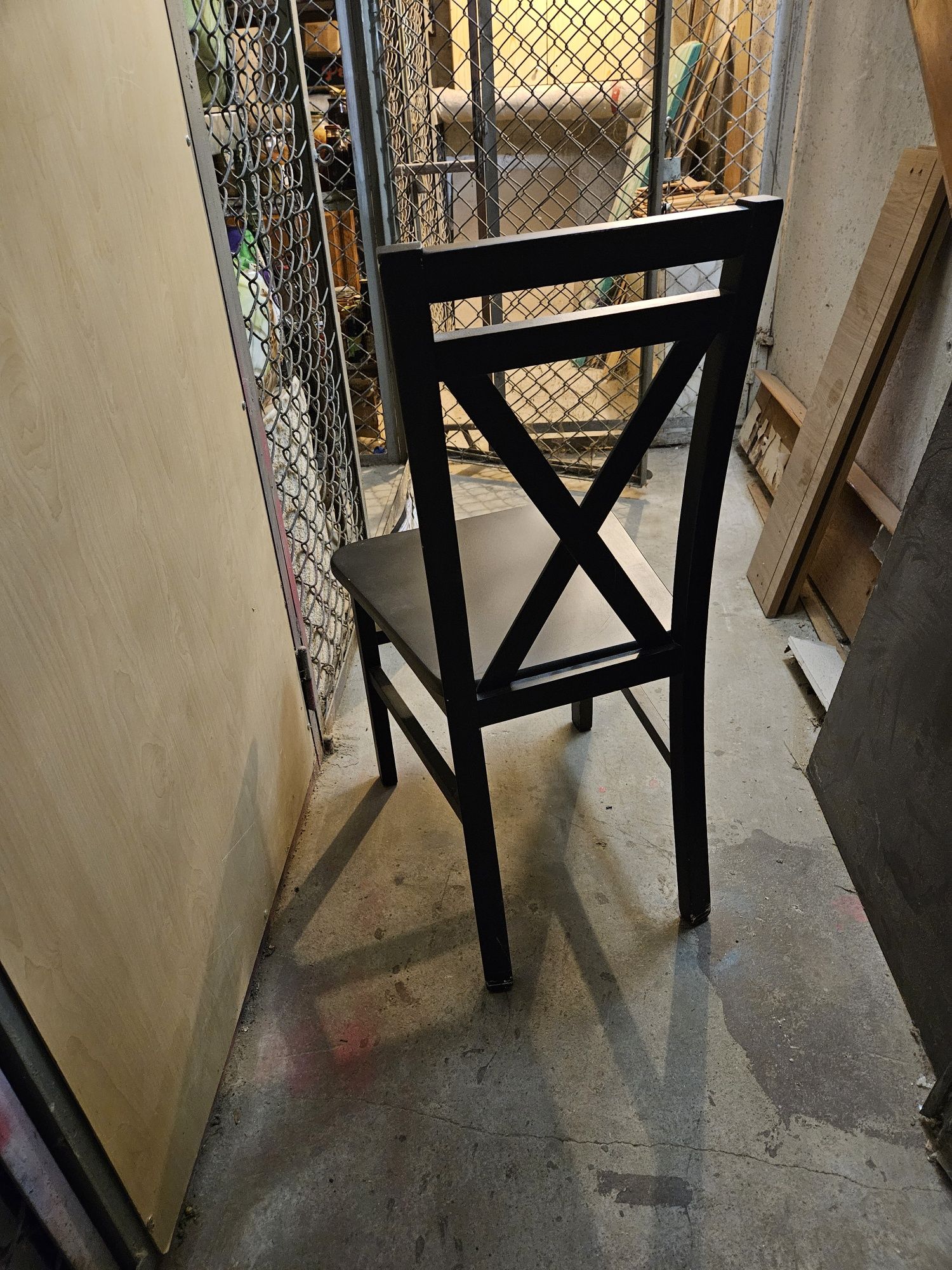 Krzesła drewniane czarne malowane